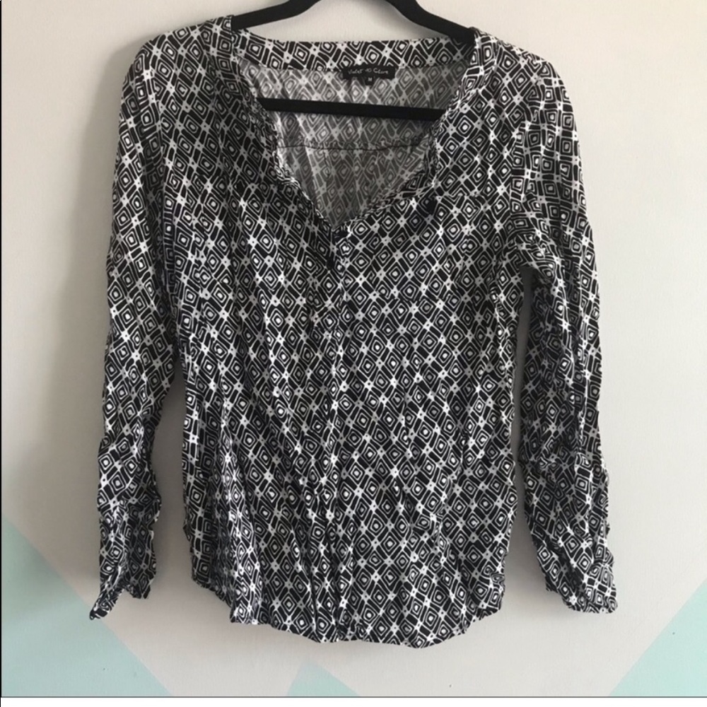 Gorgeous top with funky design. Great for dressing up
or down. Nice and light.